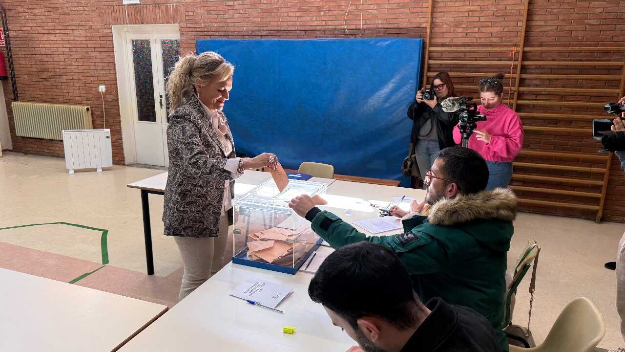 Maria Luisa Calvo vota elecciones 15M
