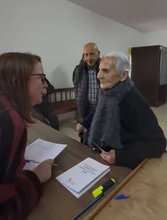 Jesusa Cifuentes, ejerce su voto en Otero de Bodas (1)