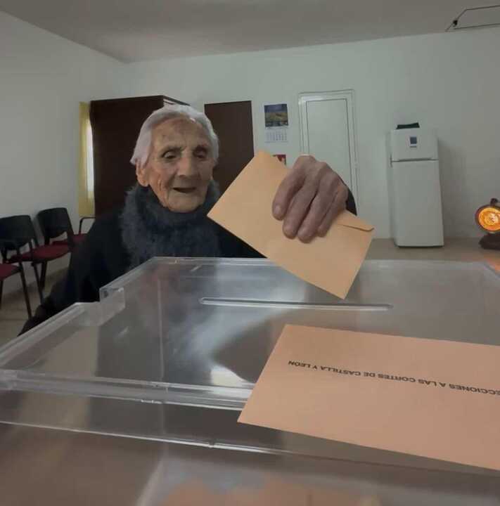 Jesusa Cifuentes, ejerce su voto en Otero de Bodas (3)