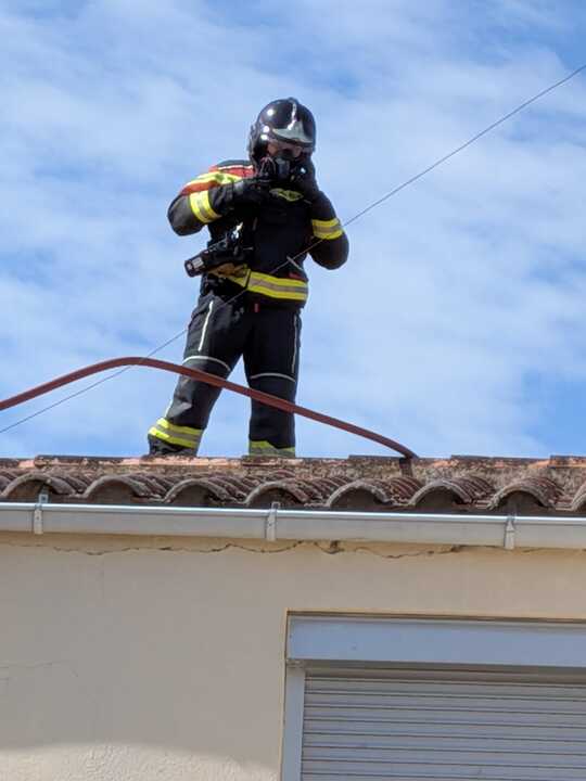 Bombero en el tejado de la casa