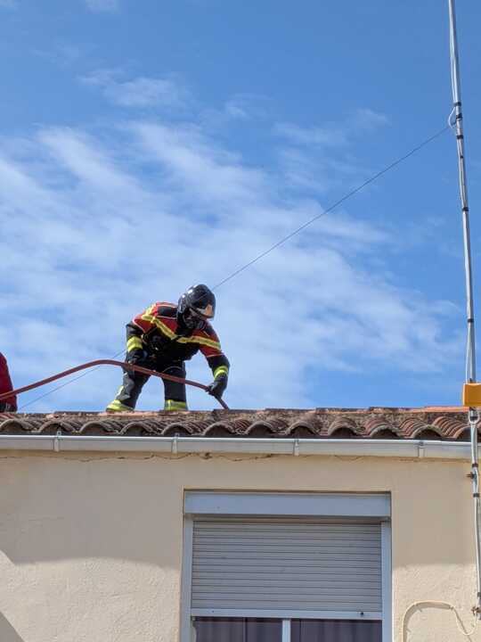 Bombero en el tejado de la vivienda