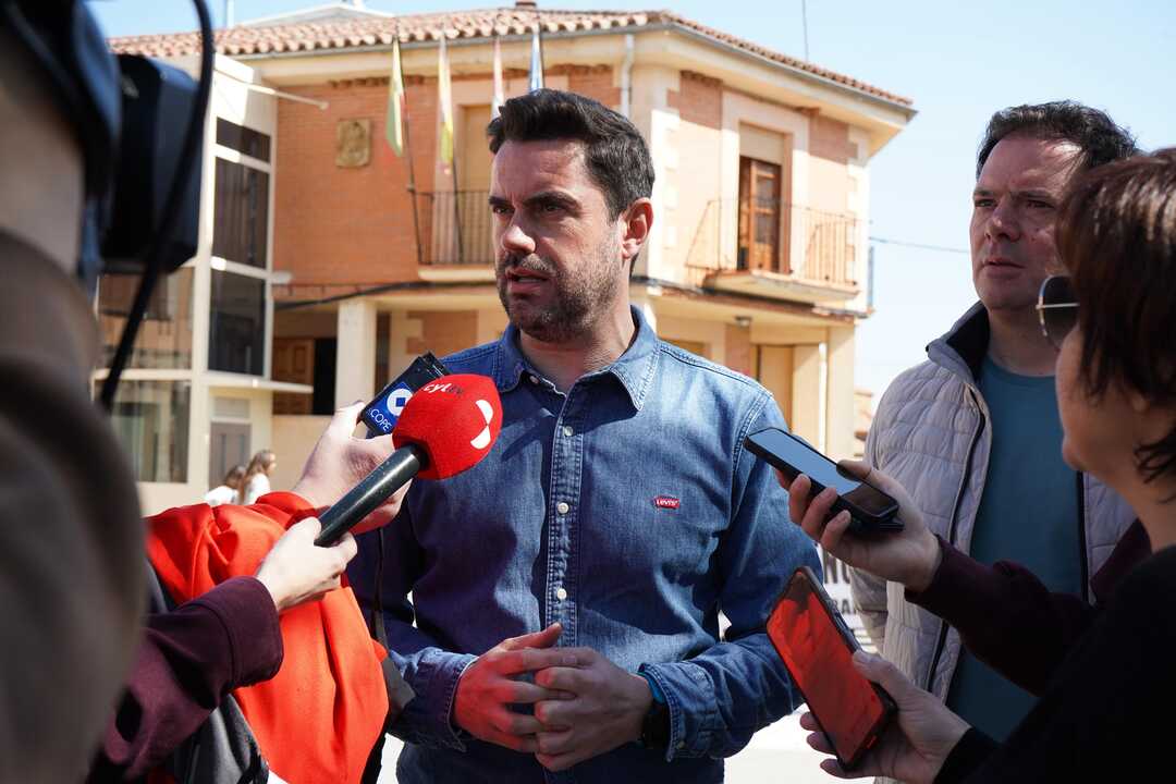 Antidio Fagúndez atiende a los medios de comunicación tras la concentración