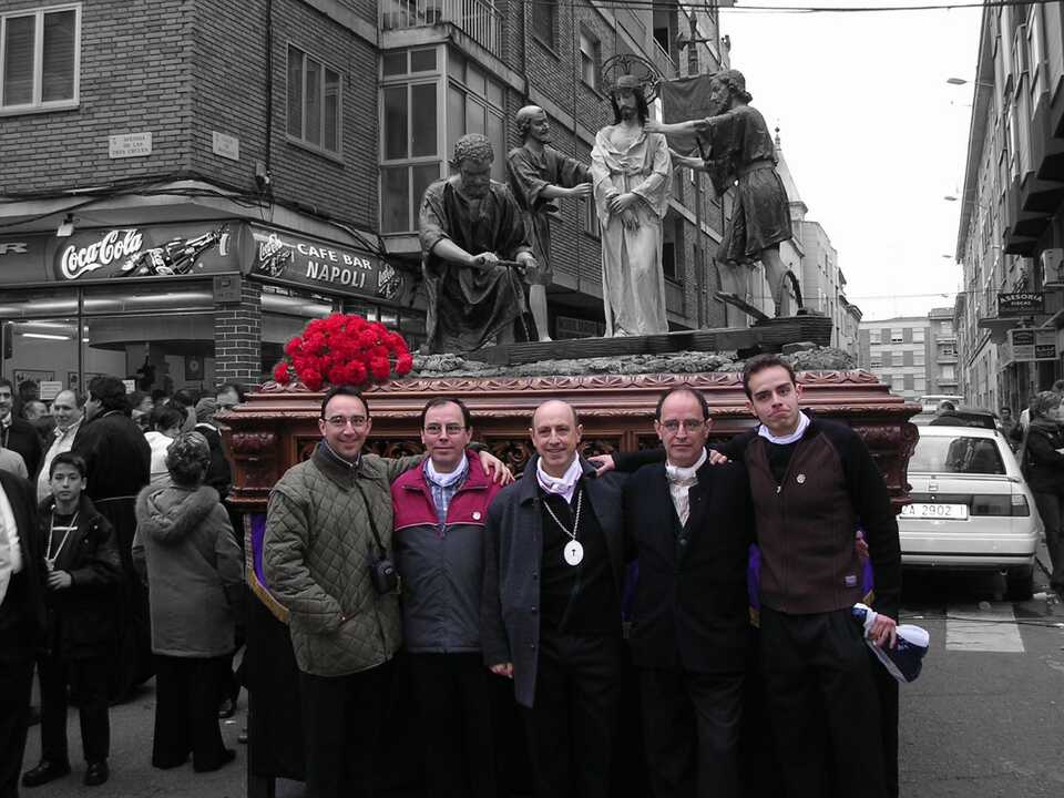Pedro Martín con sus hermanos y su sobrino, todos cargadores del paso