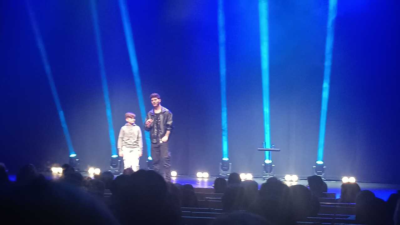 El mago con un niño del público