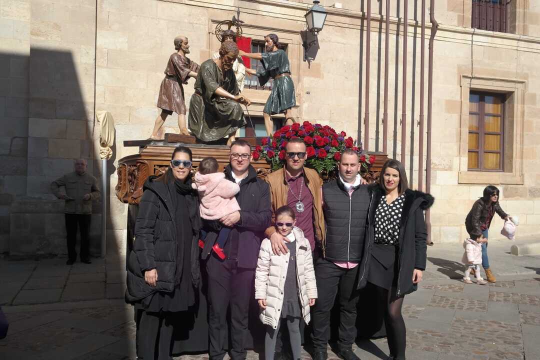 Carlos Nieto, Caco, con el medallón, fallecido este año