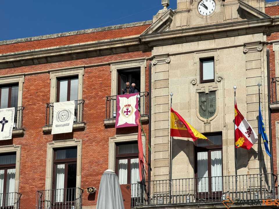 Reposteros cuelgan del Ayuntamiento Semaan Santa _2