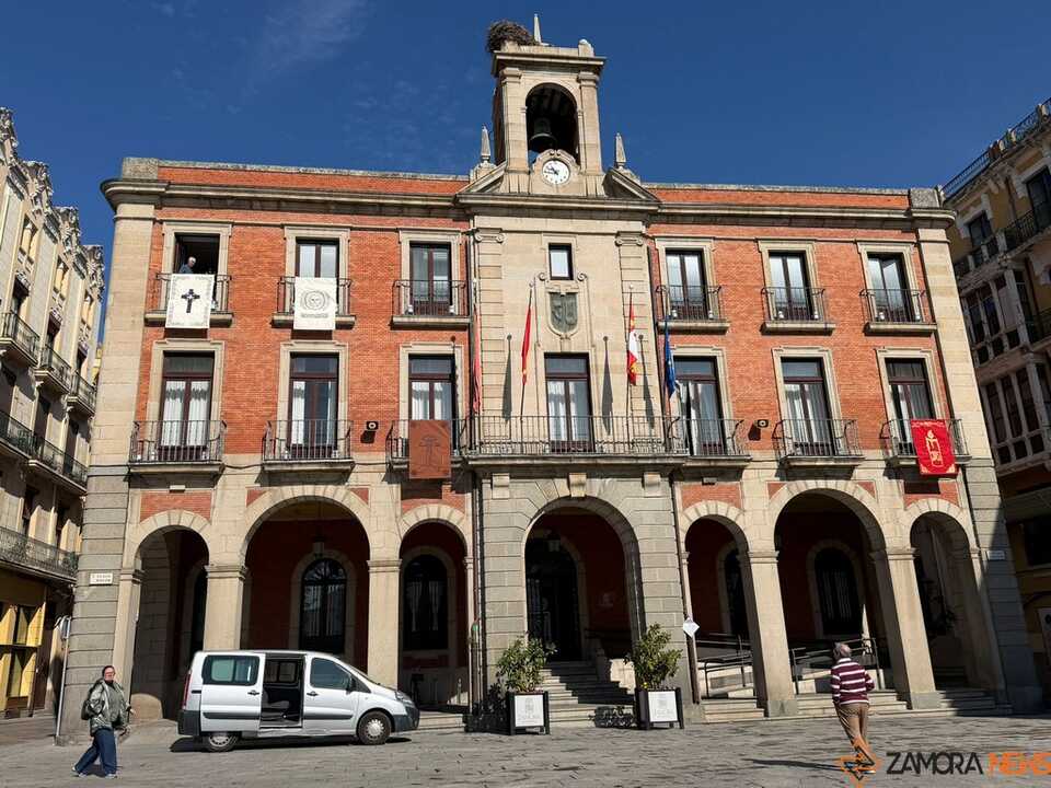Reposteros cuelgan del Ayuntamiento Semaan Santa 