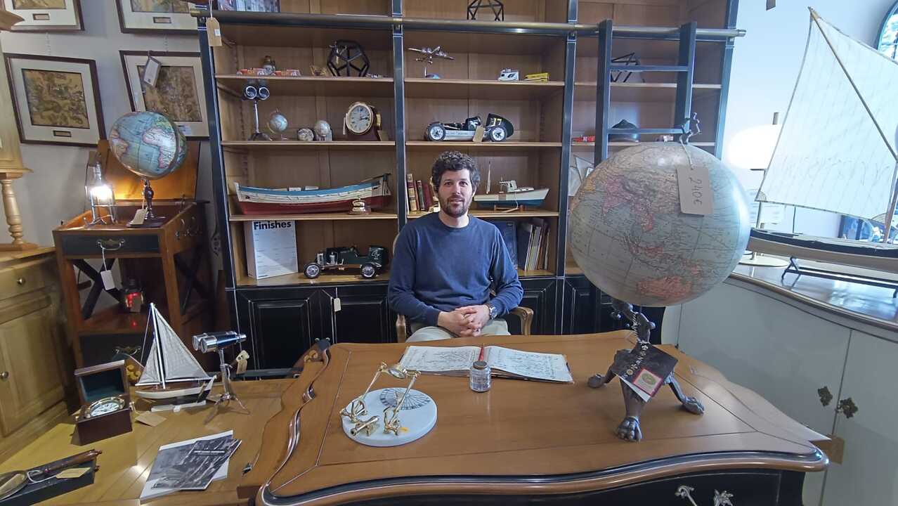 Juan Pascual sentado en su tienda de la calle Costanilla