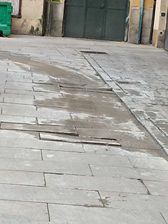 Losetas levantadas debido al tráfico rodado