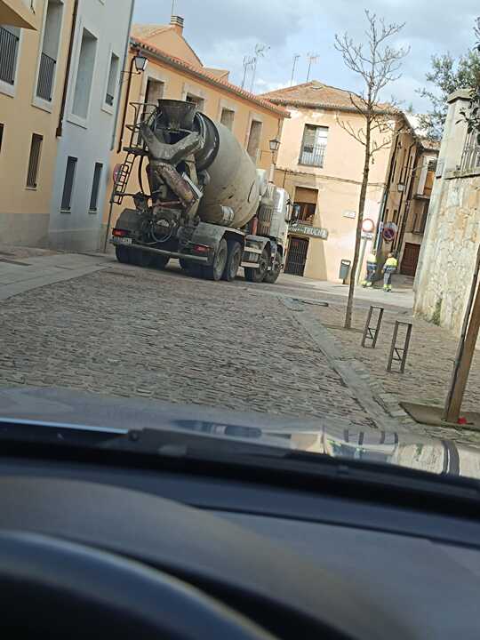 Coche para ante la imposibilidad de proseguir por el recorrido alternativo propuesto por el Ayuntamiento