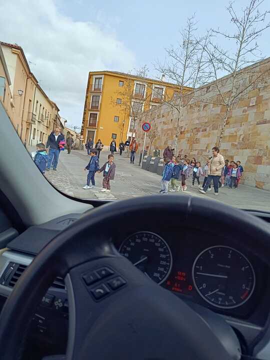 Salida de clase de alumnos del colegio Gonzalo de Berceo