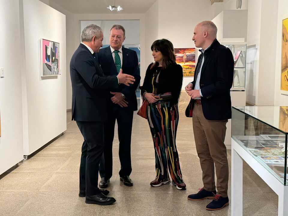 Manuel Mora, en el centro, junto a Nicanor Sen en la Biblioteca Pública