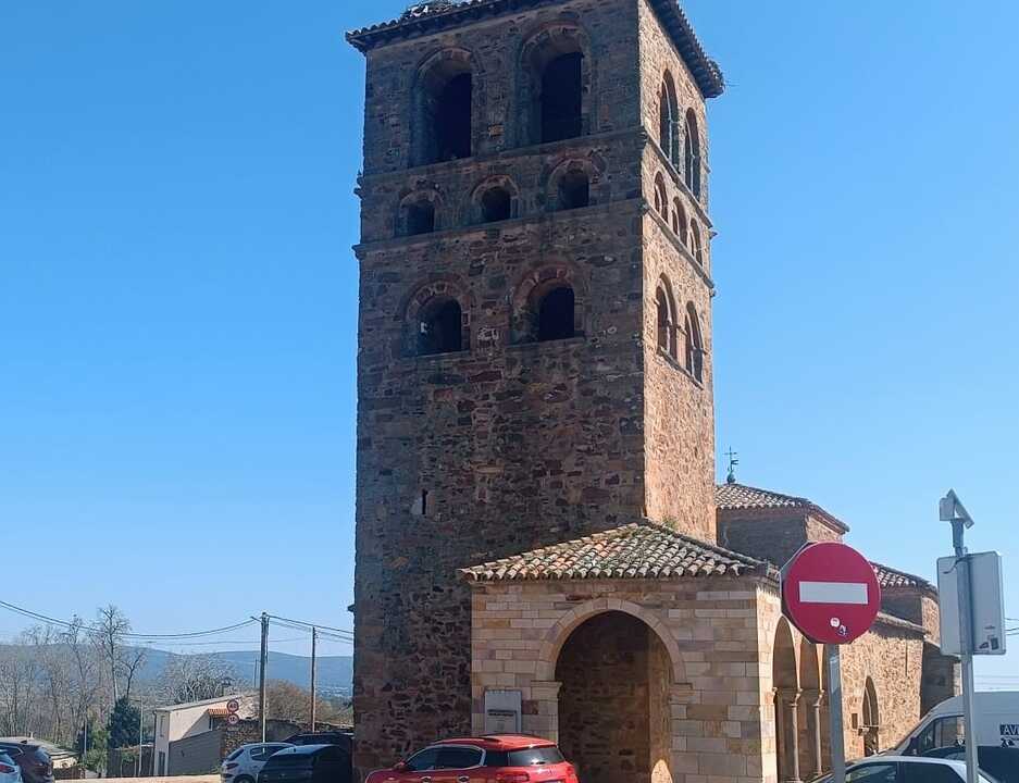 Coches aparcados en la Plaza de John Wiliams en Tábara
