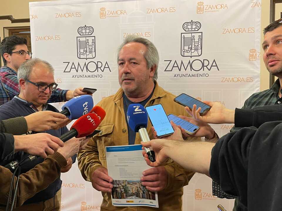 Francisco Guarido atiende a los medios de comunicación en el Salón de Plenos