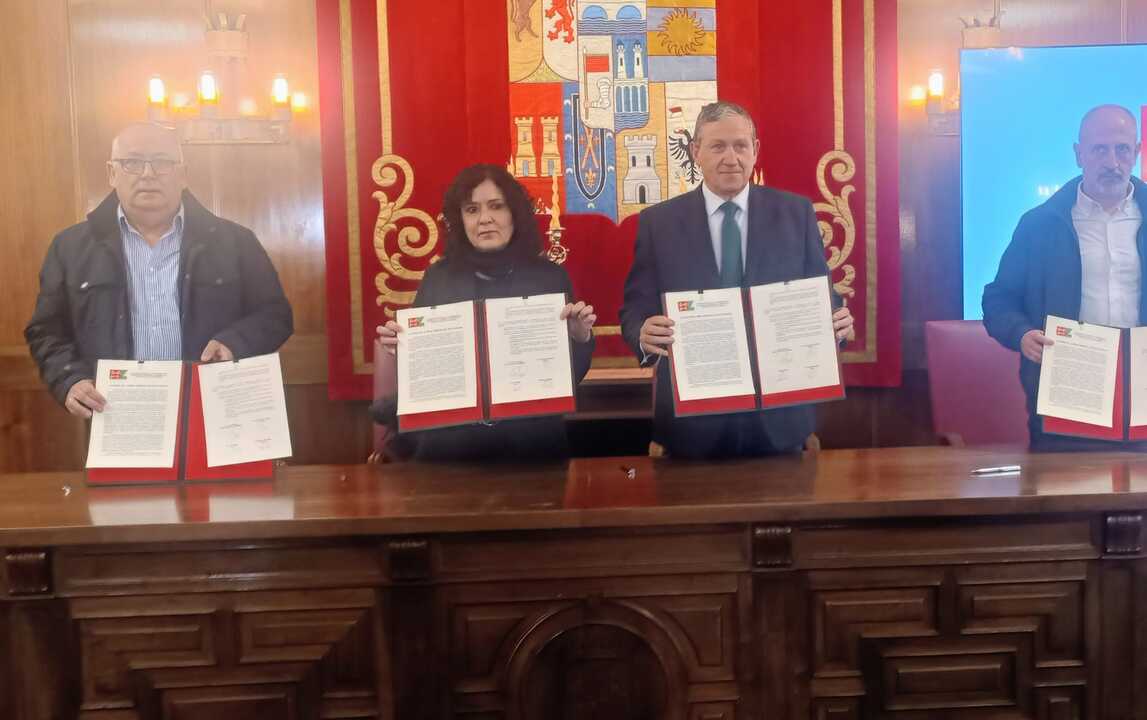 El presidente de la Diputación y los representantes sindicales muestran el acuerdo tras la firma