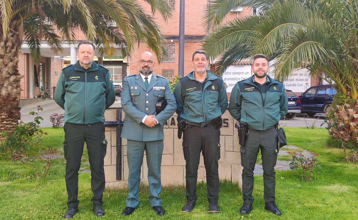 El nuevo oficial posa con el jefe de la Comandancia de la Guardia Civil