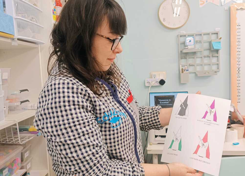 Yelena Gil muestra los dibujos que se convertirán en llaveros