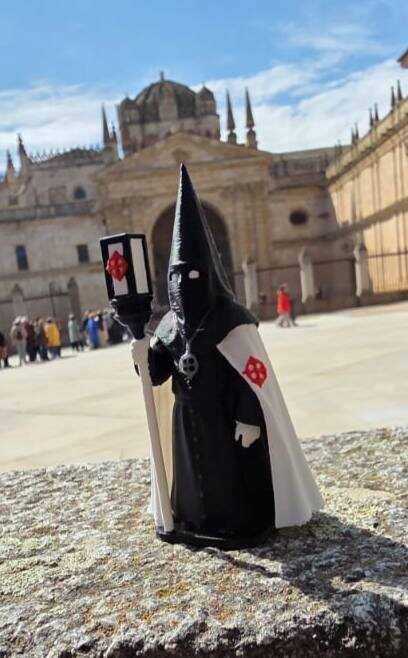 Minisanti con el fondo de la Catedral de Zamora