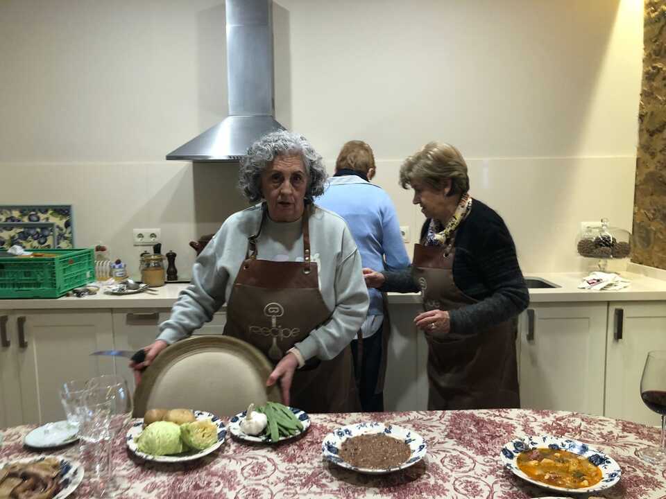 Mujeres elaborando recetas