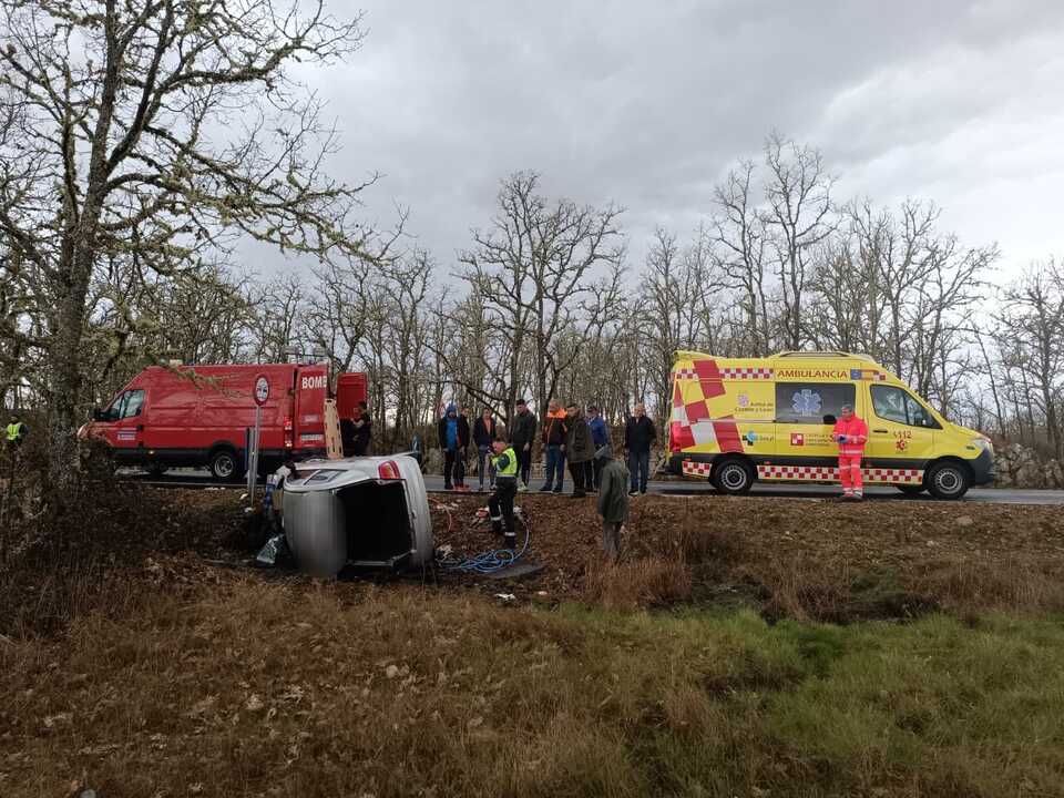 Coche volcado en Moveros