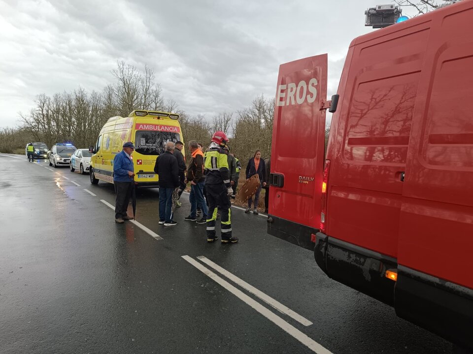 Efectivos policiales y sanitarios en el lugar del accidente