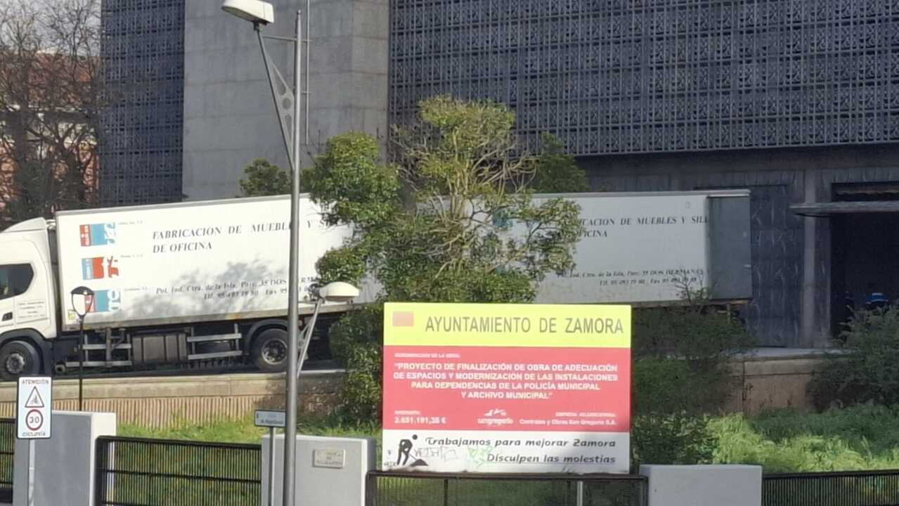 camión entrando en el nuevo cuartel de la Policía