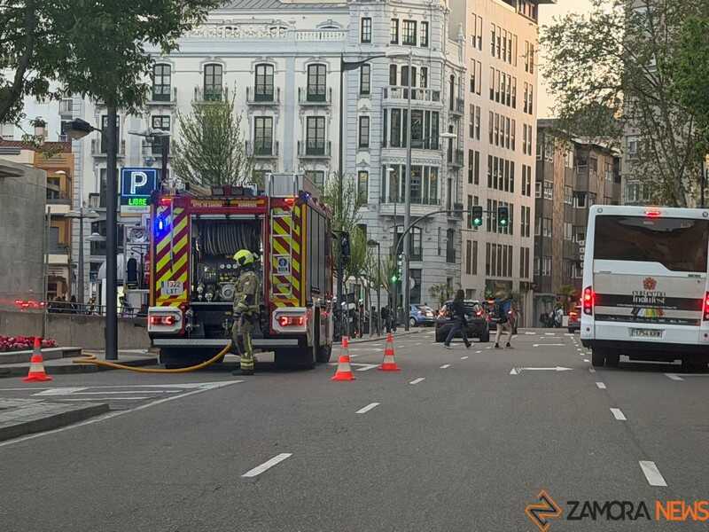 bomberos en la zona de La Marina en Zamora 