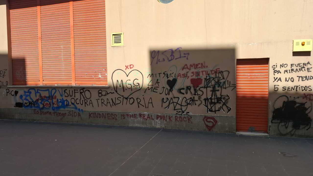 Pared llena de pintadas en Pasaje de Olmedo