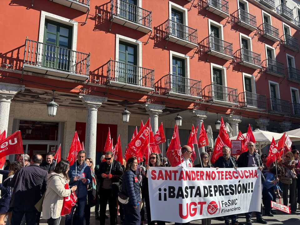 Concentración de trabajadores del Banco Santander en Valladolid