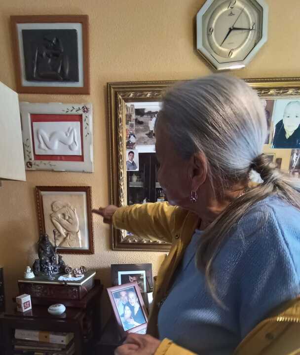 Pepita Pozo muestra algunos de los trabajos realizados en la Escuela de Arte