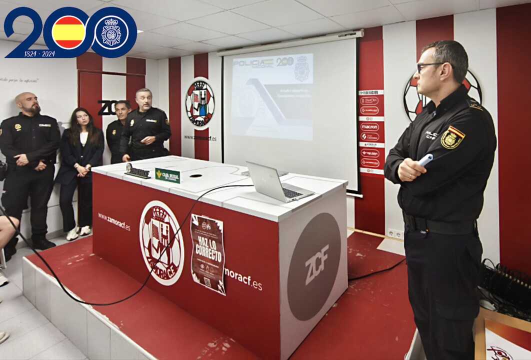 Policía Nacional en la charla con los futbolistas