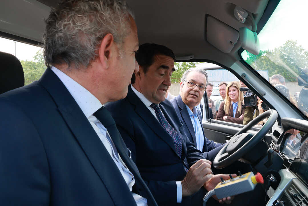 Entrega de camiones y puntos limpios móviles