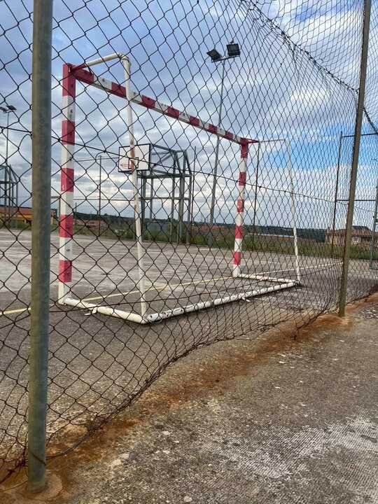 Vecinos de Carrascal denuncian el abandono del parque infantil y la pista deportiva (2)