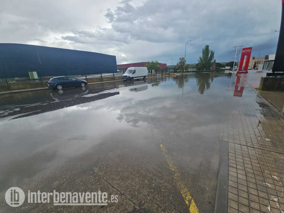 Otra calle de Benavente anegada