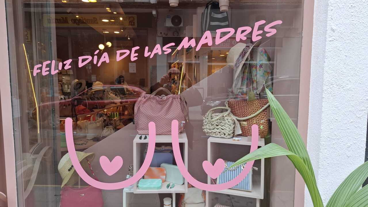 Comercio adornado por el Día de la Madre