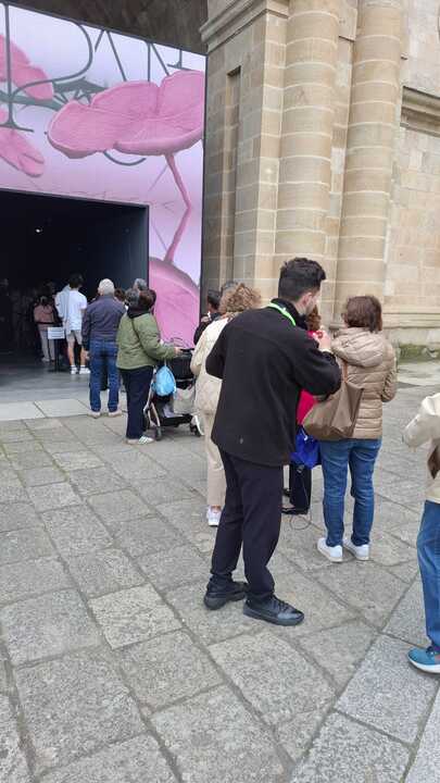personas entrando a las Edades del Hombre  (1)