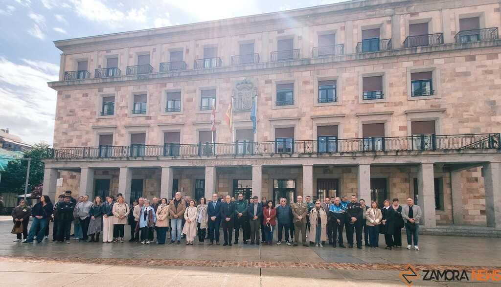 Minuto de silencio por un nuevo caso de violencia de género Zamora 
