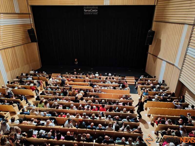 Teatro Ramos Carrión lleno