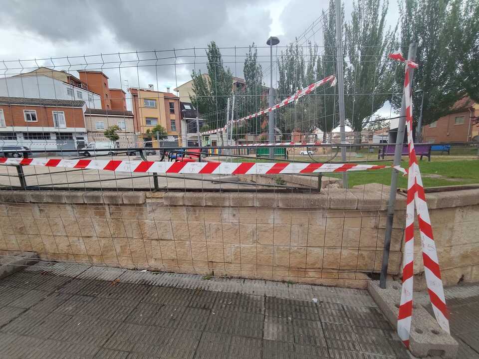Vallado perimetral de la plaza