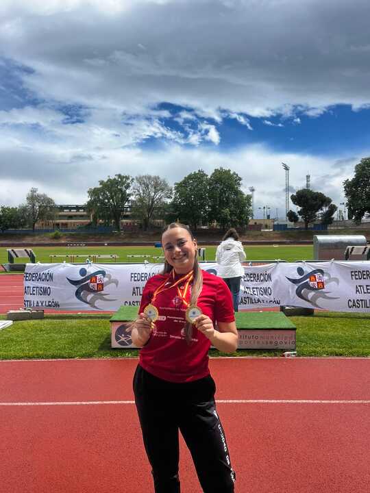 Medea Hdez Perez luciiendo sis medallas Cto Auto. Relevos misxtos