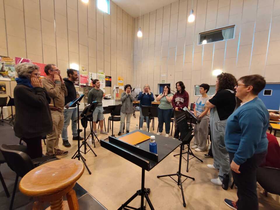 Coro Kuza durante un ensayo