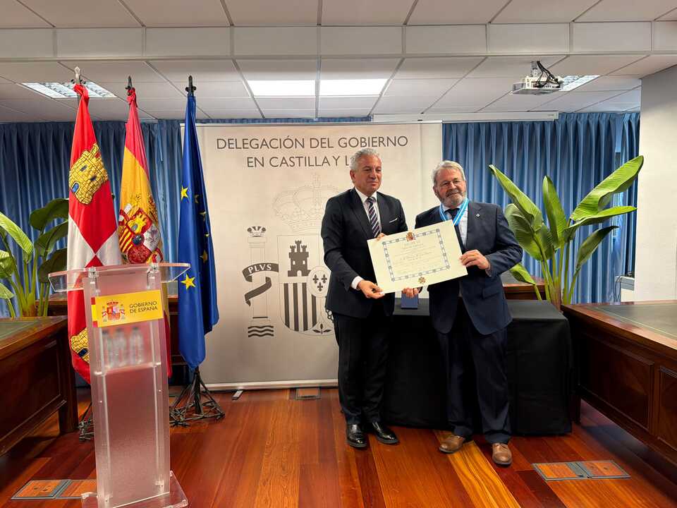 Nicanor Sen y Francisco del Amo con el diploma de mayor donante de España
