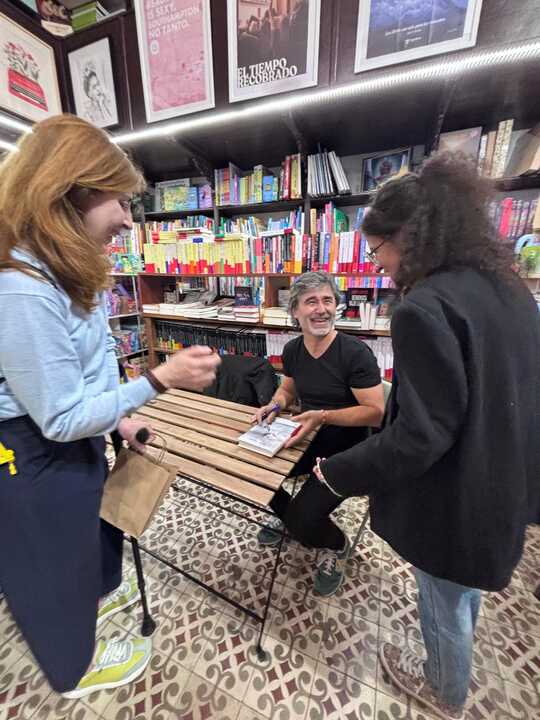 Pedro Simón con una lectora y Judit Pino, de Semuret