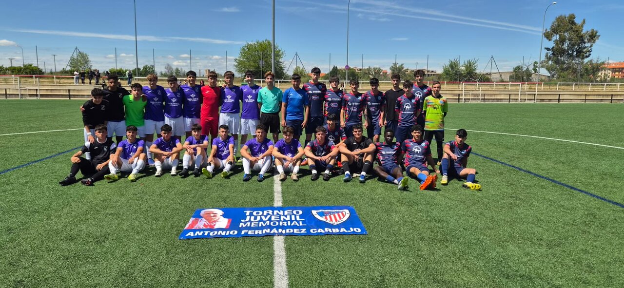 Equipos posan antes de iniciar el partido