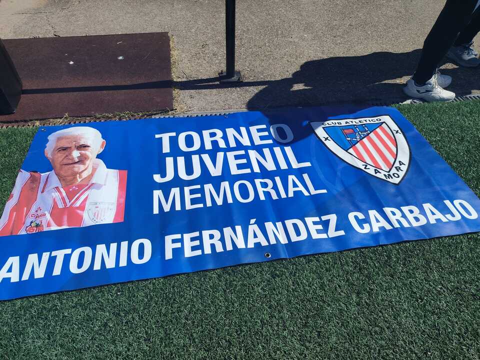 Pancarta en homenaje a Antonio Fernández