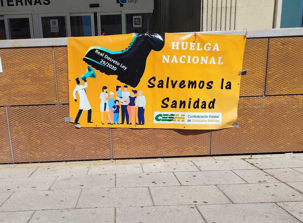 Pancarta en apoyo de la huelga nacional de médicos en el Virgen de la Concha