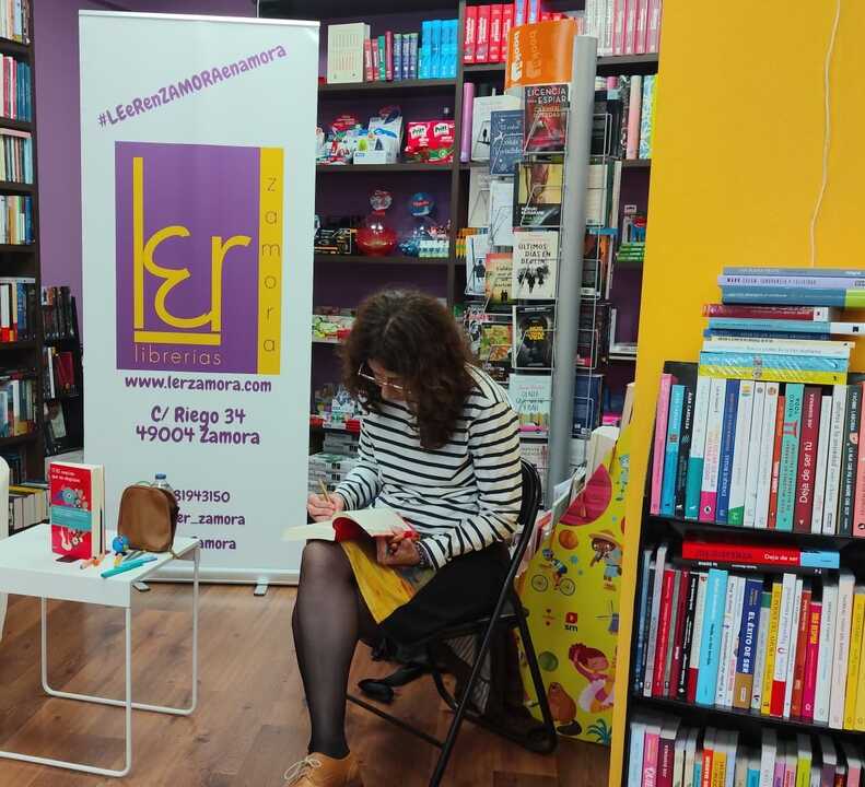 Ana Merino realiza una de sus firmas dibujadas