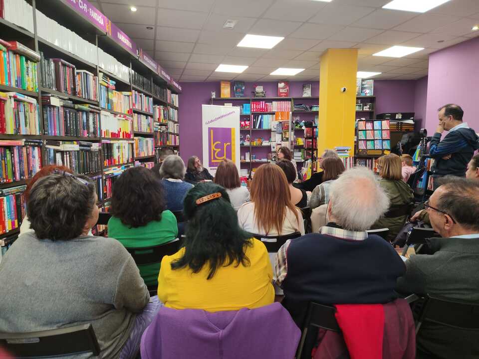Público asistente a la Librería LER para escuchar a Ana Merino y Luis García Jambrina