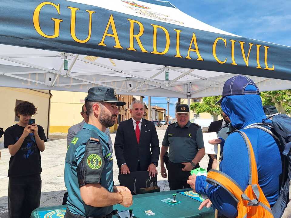 Un peregrino se acerca al puesto de la Guardia Civil