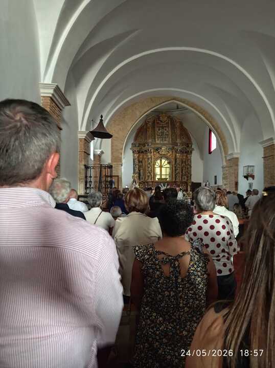 Fieles en la ermita de Villalobos